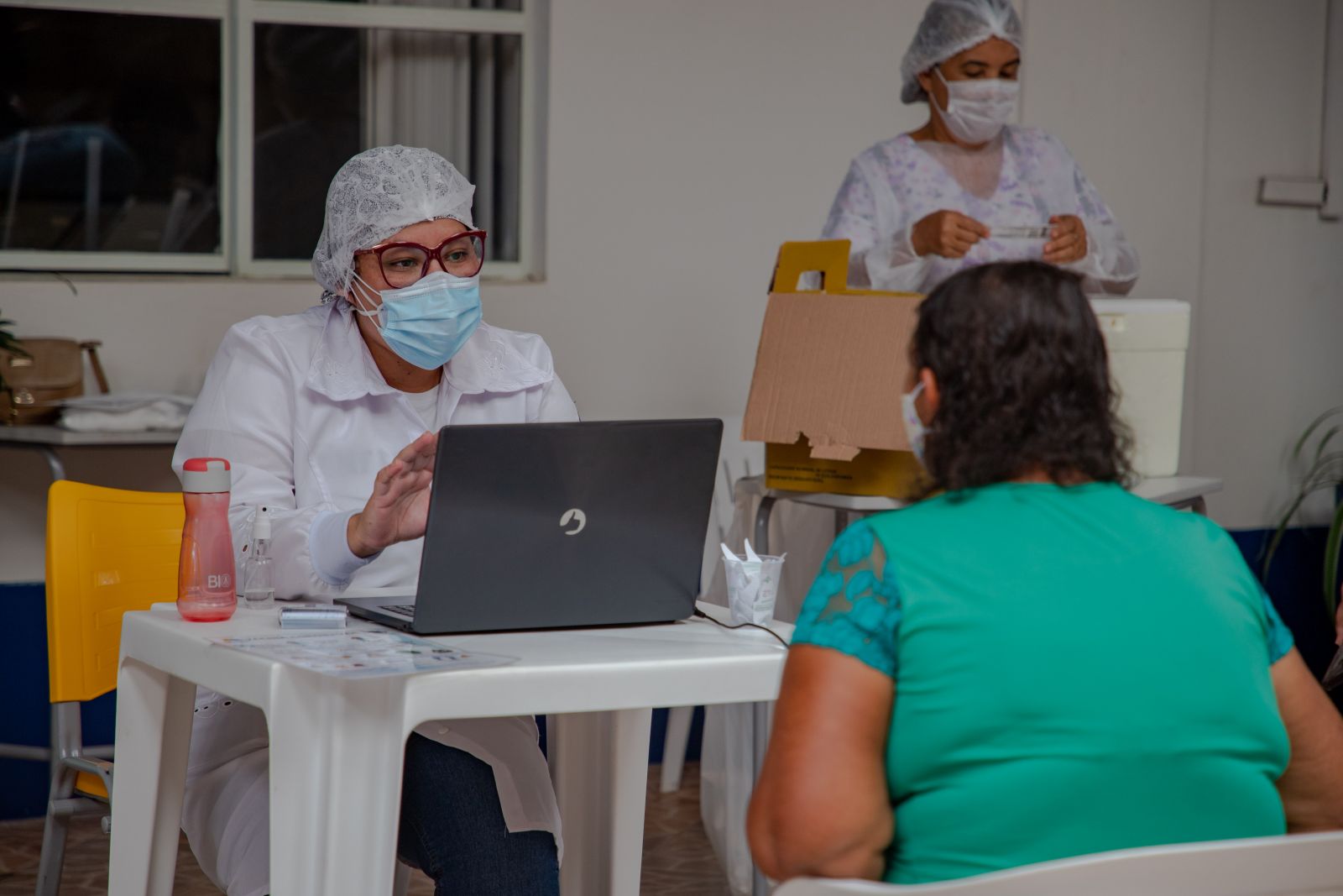 A acadêmica de enfermagem, Jennysser Oliveira da Silva, é uma das voluntárias